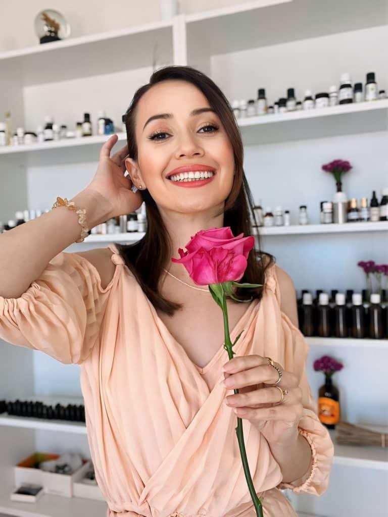 Angélica Flores dans son atelier avec une rose